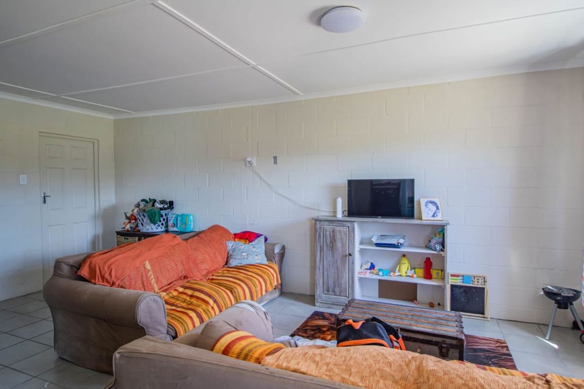 a Bridge Over troubled waters, this newly renovated cottage has one on 1983m2 land. - Photo 3