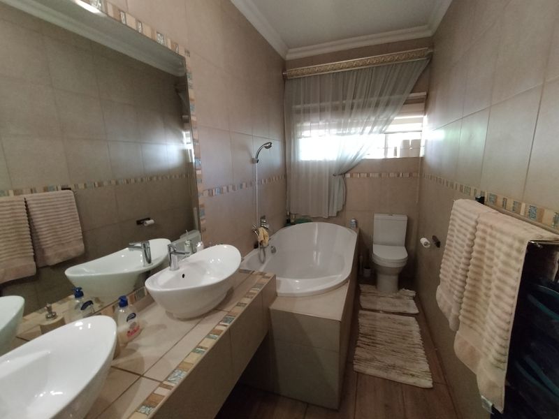 Spacious  Lifestyle Property in Pretoria North – Fully Furnished, Secure and Move-In Ready - Photo 7