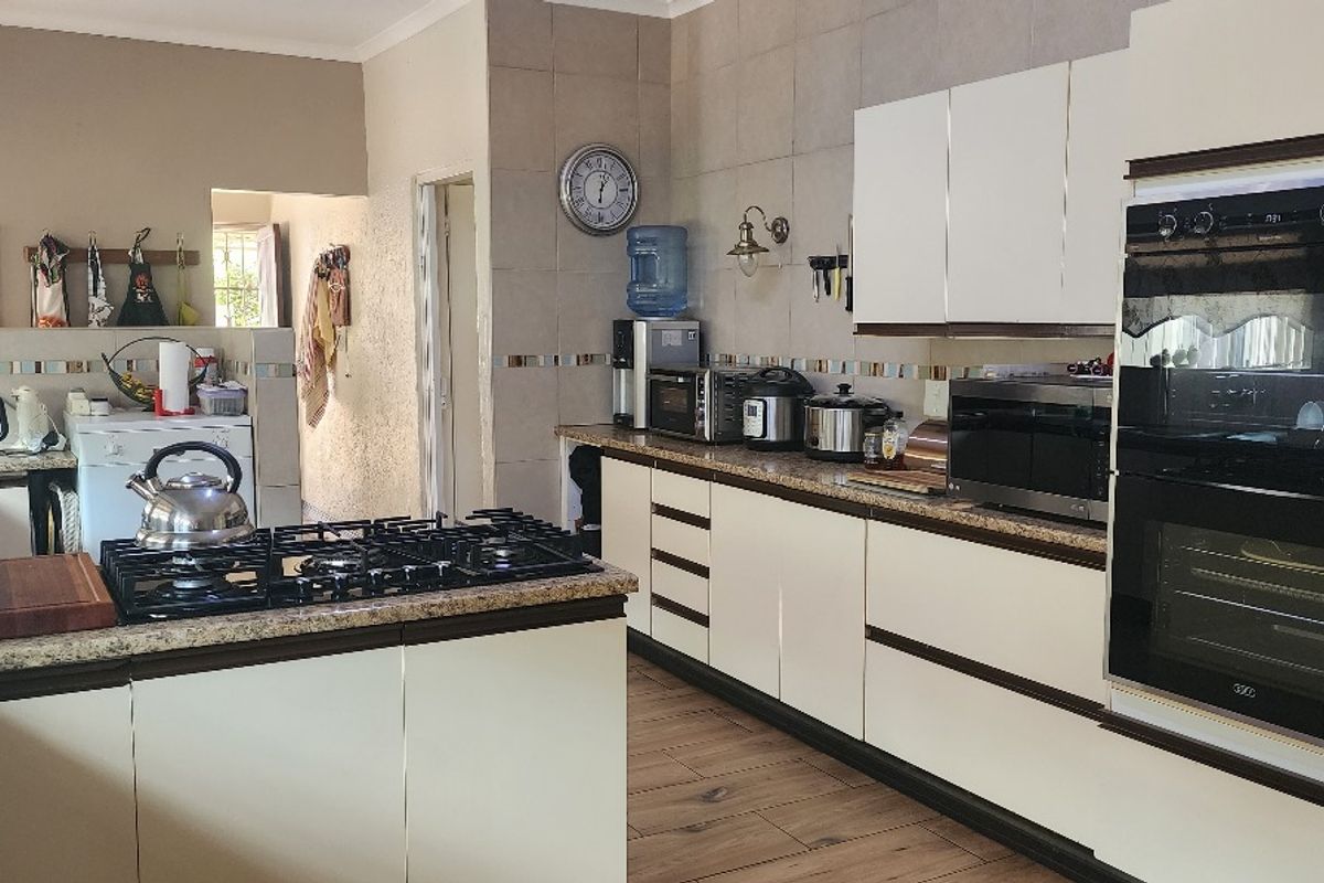 Spacious  Lifestyle Property in Pretoria North – Fully Furnished, Secure and Move-In Ready - Photo 4