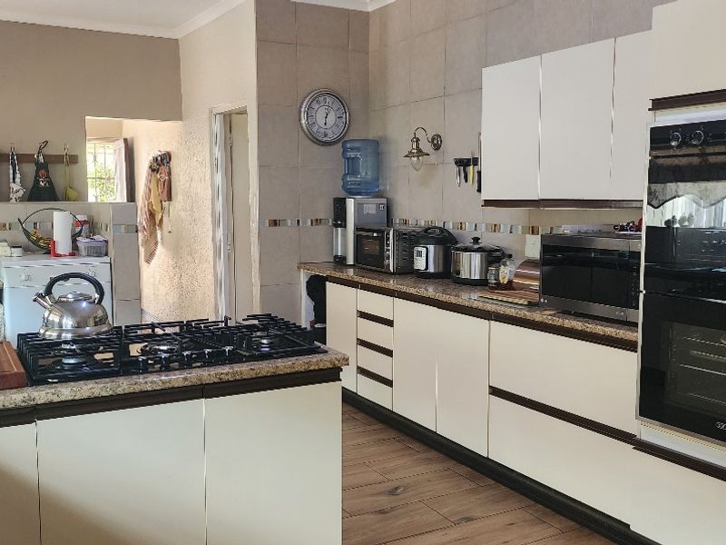 Spacious  Lifestyle Property in Pretoria North – Fully Furnished, Secure and Move-In Ready - Photo 4