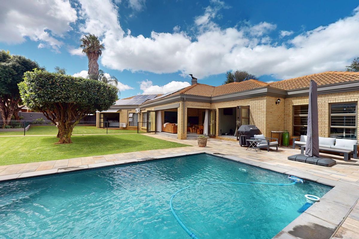 Luxury Upgraded Family Home with New Designer finishes,Pool & Solar in Exclusive Estate Sunward Park - Photo 3