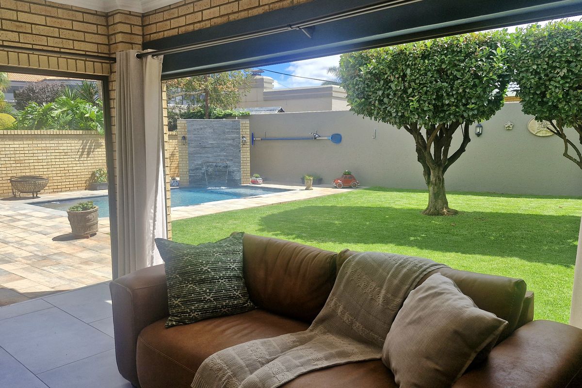 Luxury Upgraded Family Home with New Designer finishes,Pool & Solar in Exclusive Estate Sunward Park - Photo 2