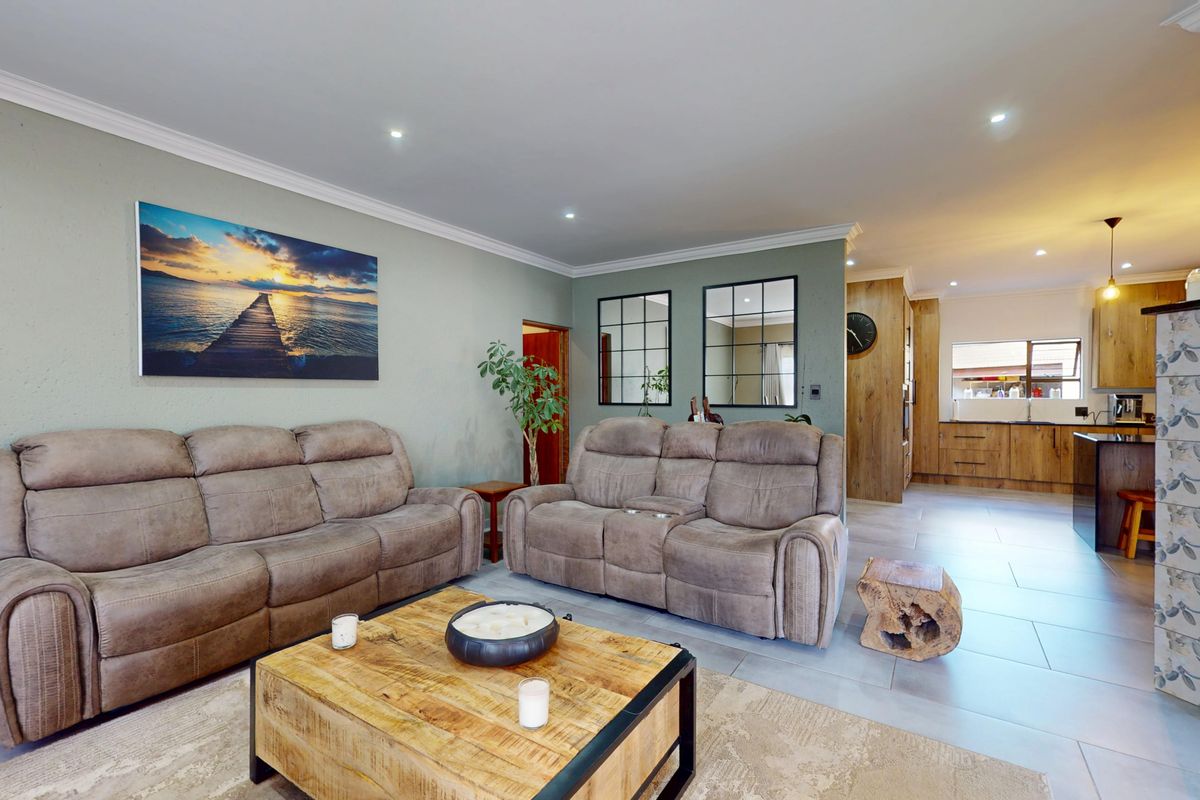 Luxury Upgraded Family Home with New Designer finishes,Pool & Solar in Exclusive Estate Sunward Park - Photo 5