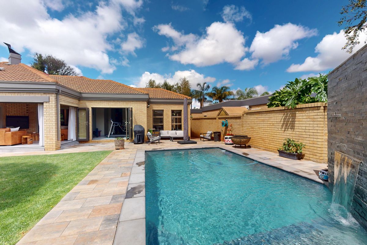 Luxury Upgraded Family Home with New Designer finishes,Pool & Solar in Exclusive Estate Sunward Park - Photo 4