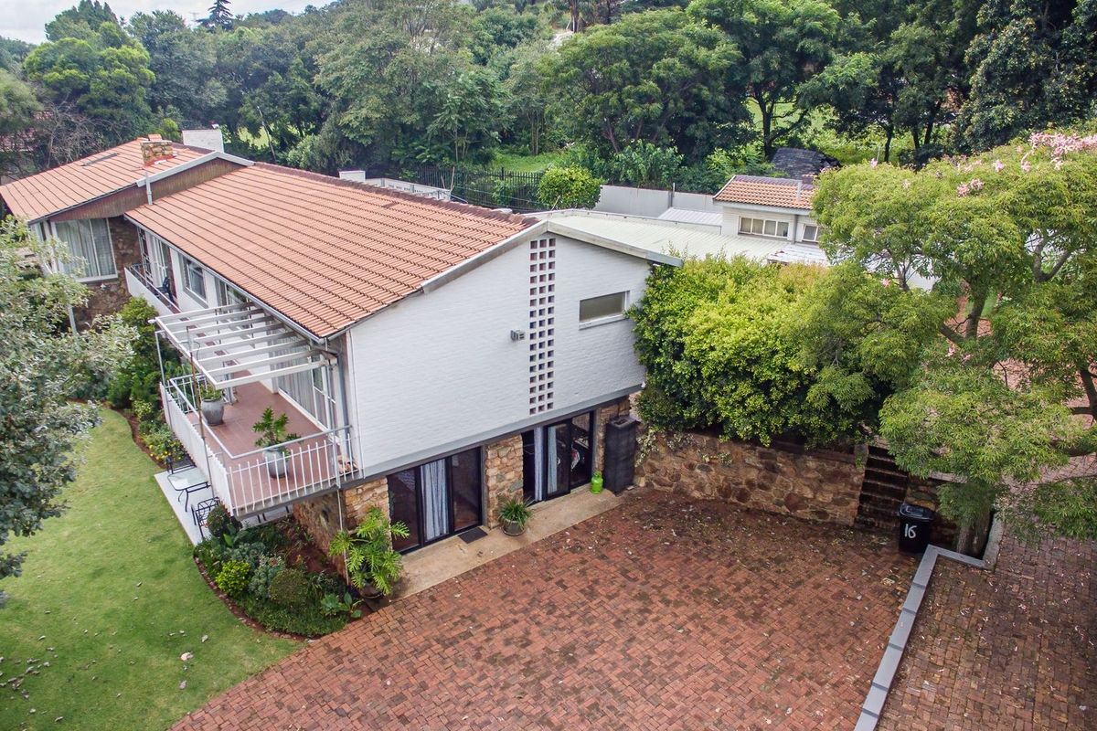 Split-Level Splendour in an exclusive Bedfordview enclosure - Photo 3