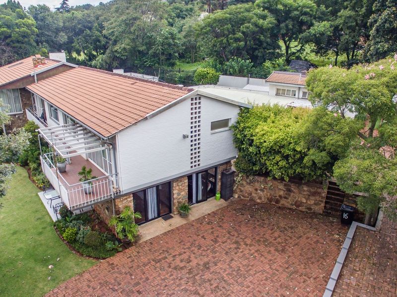 Split-Level Splendour in an exclusive Bedfordview enclosure - Photo 3