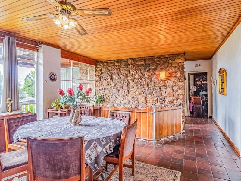 Split-Level Splendour in an exclusive Bedfordview enclosure - Photo 9