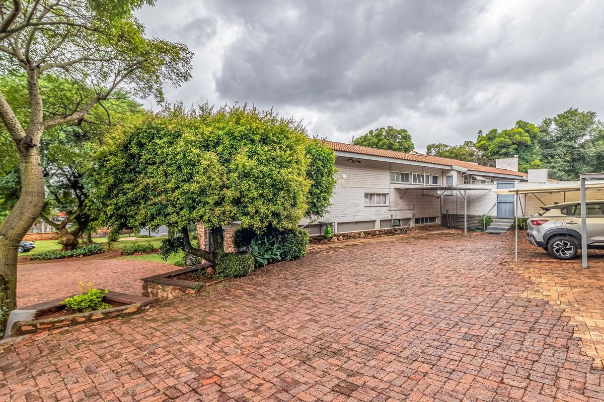 Split-Level Splendour in an exclusive Bedfordview enclosure - Photo 4