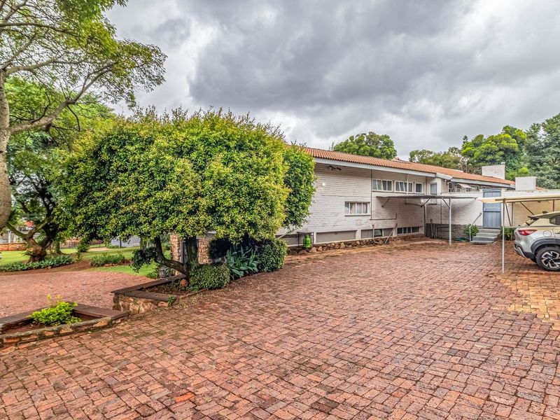 Split-Level Splendour in an exclusive Bedfordview enclosure - Photo 4