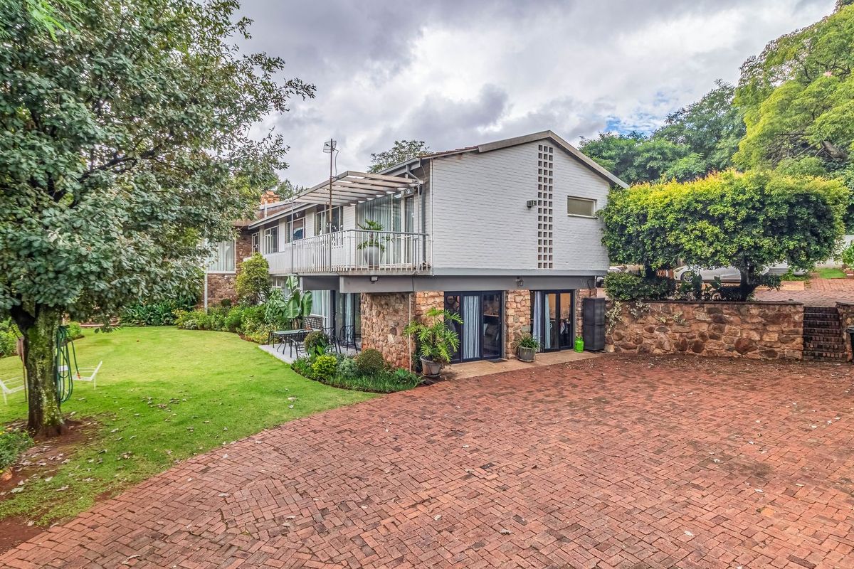 Split-Level Splendour in an exclusive Bedfordview enclosure - Photo 2