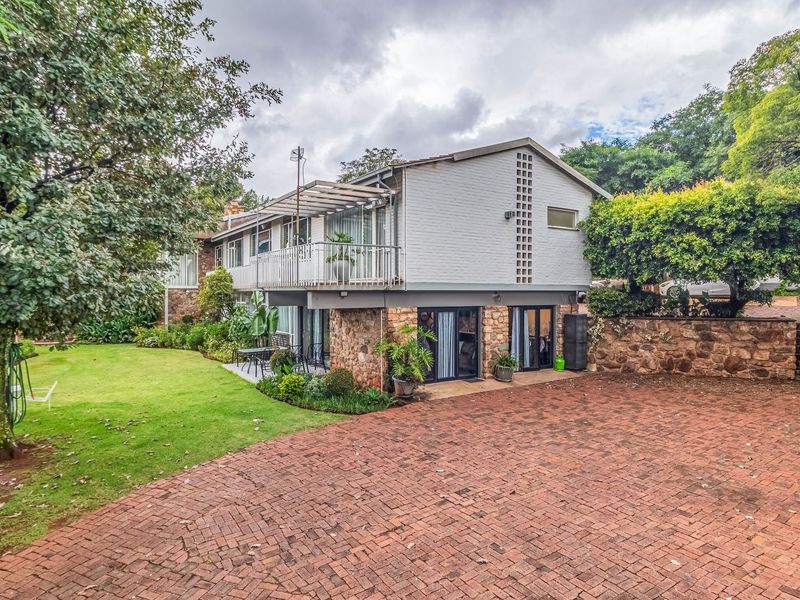 Split-Level Splendour in an exclusive Bedfordview enclosure - Photo 2