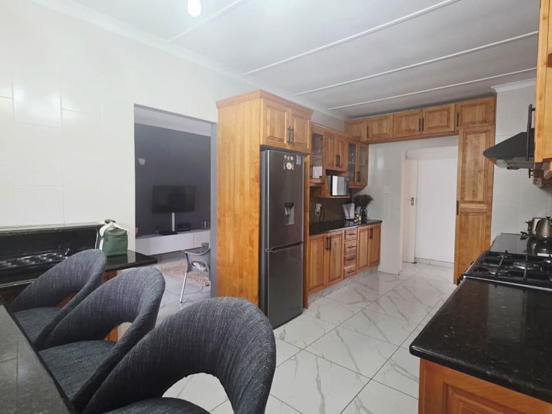 Elegant Family Home in the Heart of Meer En See - Photo 6