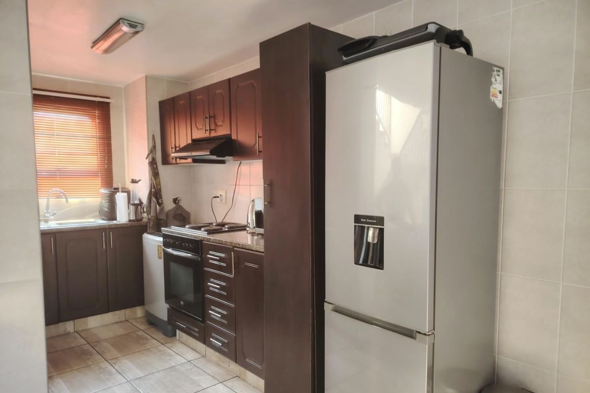 Charming 1-Bedroom Townhouse in the Heart of Meerensee - Photo 3