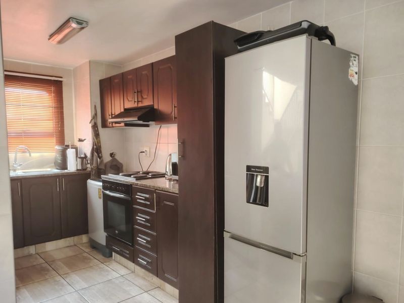 Charming 1-Bedroom Townhouse in the Heart of Meerensee - Photo 3