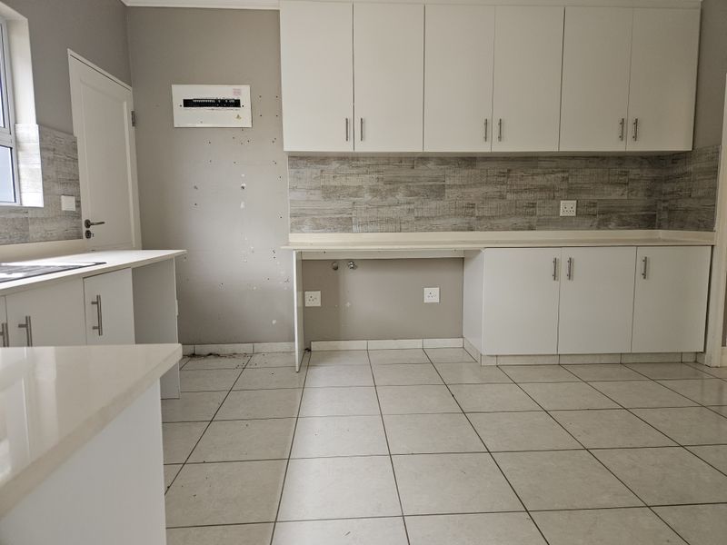 Modern Estate Home with Private Pool - Photo 5