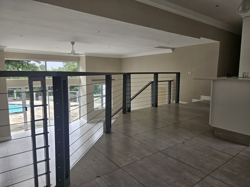 Stylish Estate Home With Private pool - Photo 5