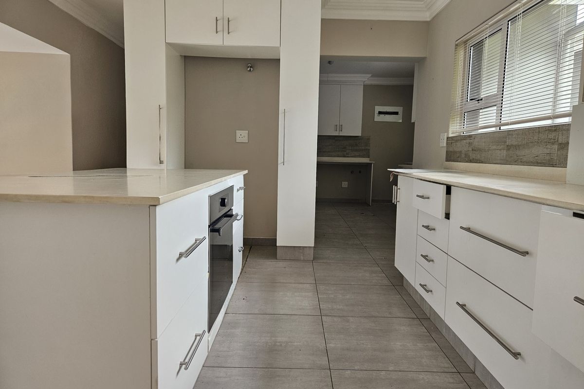 Stylish Estate Home With Private pool - Photo 3