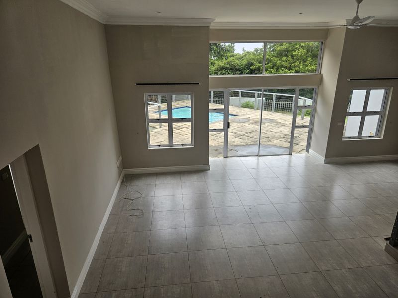 Stylish Estate Home With Private pool - Photo 10