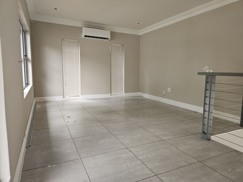 Stylish Estate Home With Private pool - Photo 7