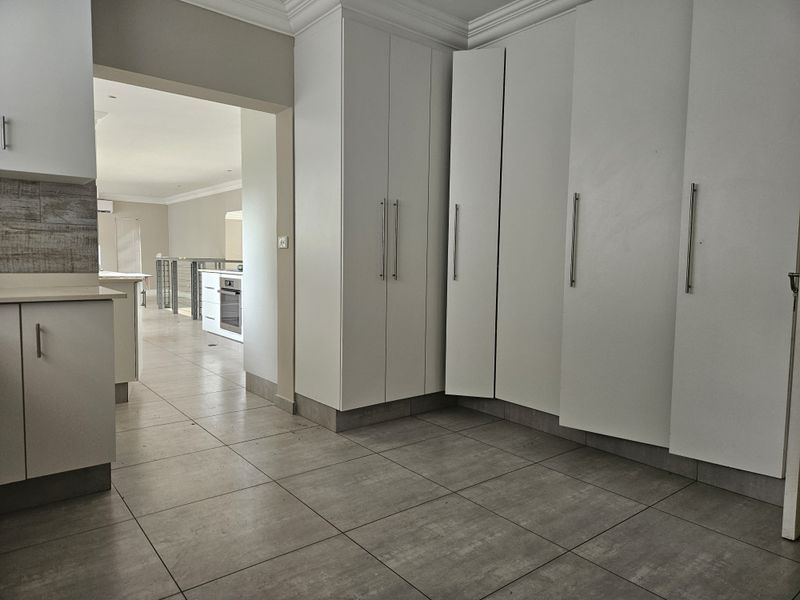 Stylish Estate Home With Private pool - Photo 6