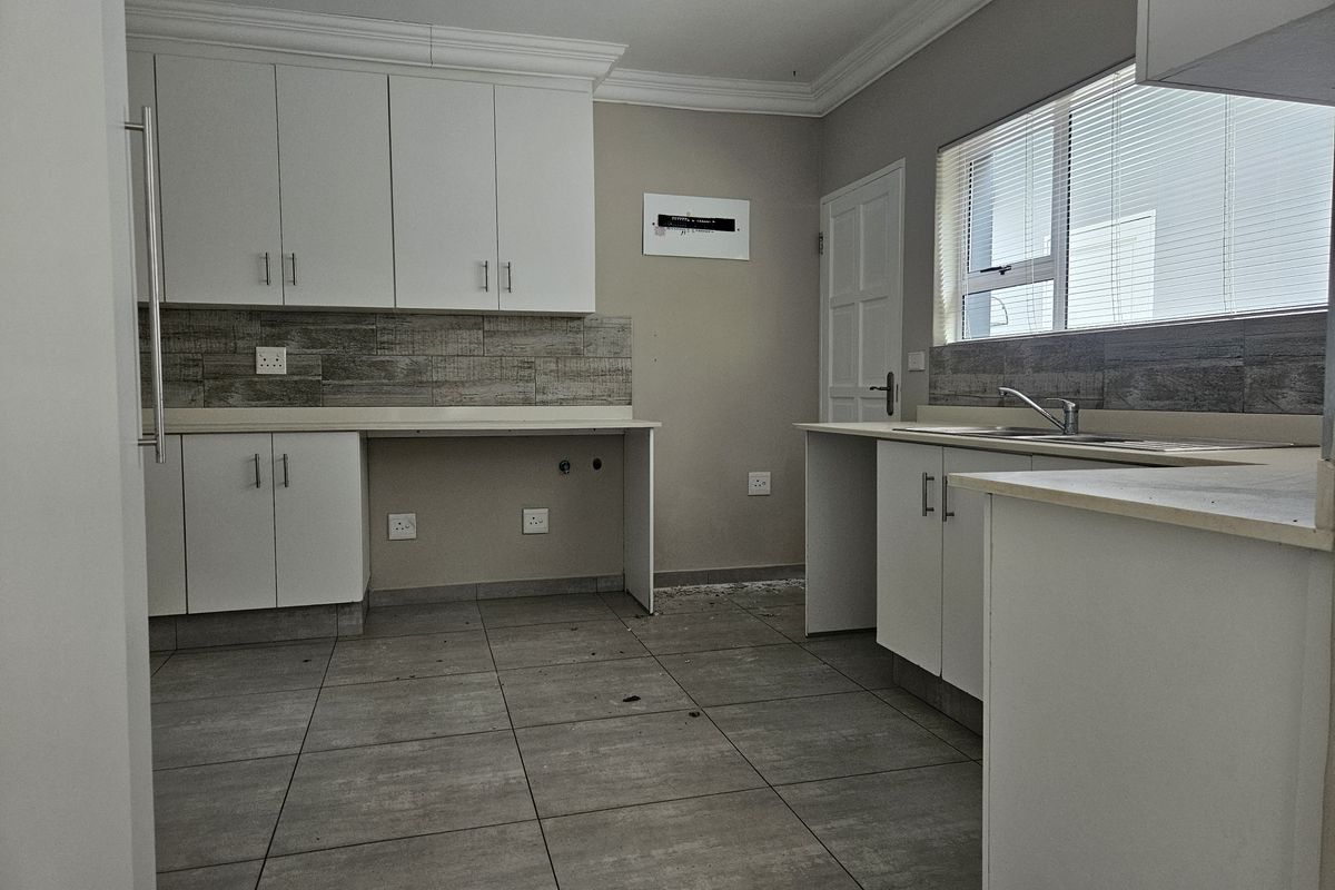 Stylish Estate Home With Private pool - Photo 4