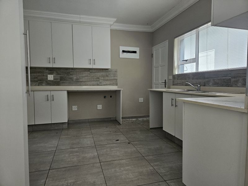 Stylish Estate Home With Private pool - Photo 4