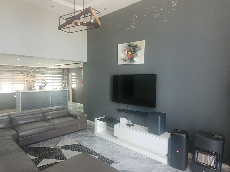 Designed for refined family living! - Photo 3