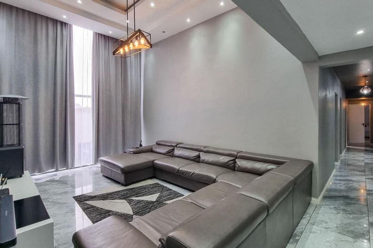 Designed for refined family living! - Photo 2