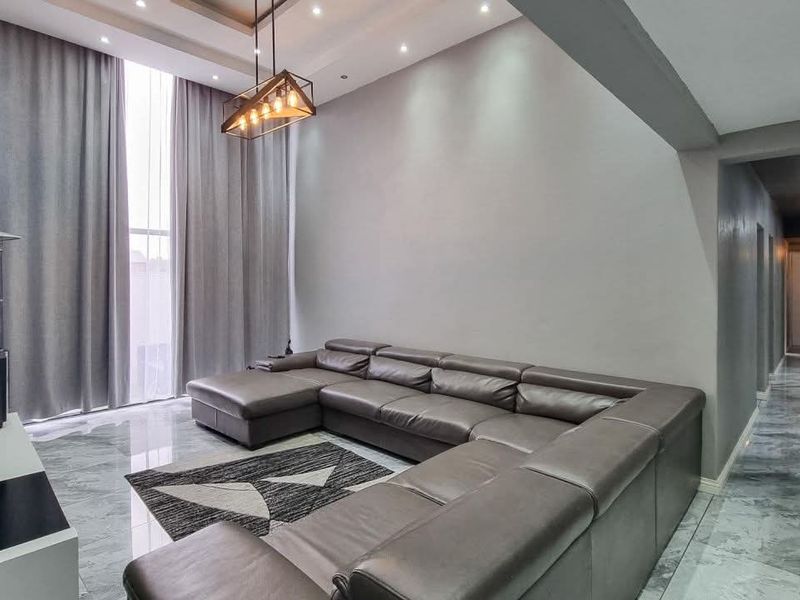 Designed for refined family living! - Photo 2