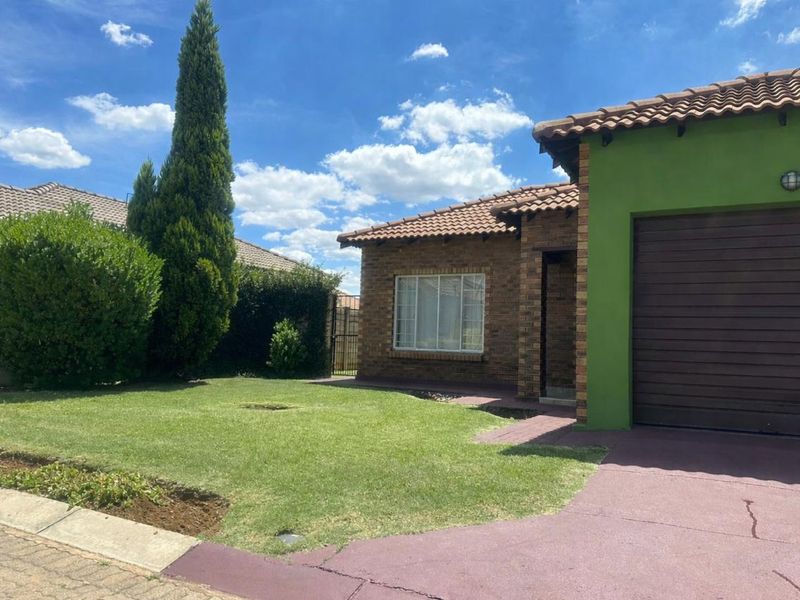 Discover Your Dream Townhouse in Waterval East, Rustenburg! - Photo 2