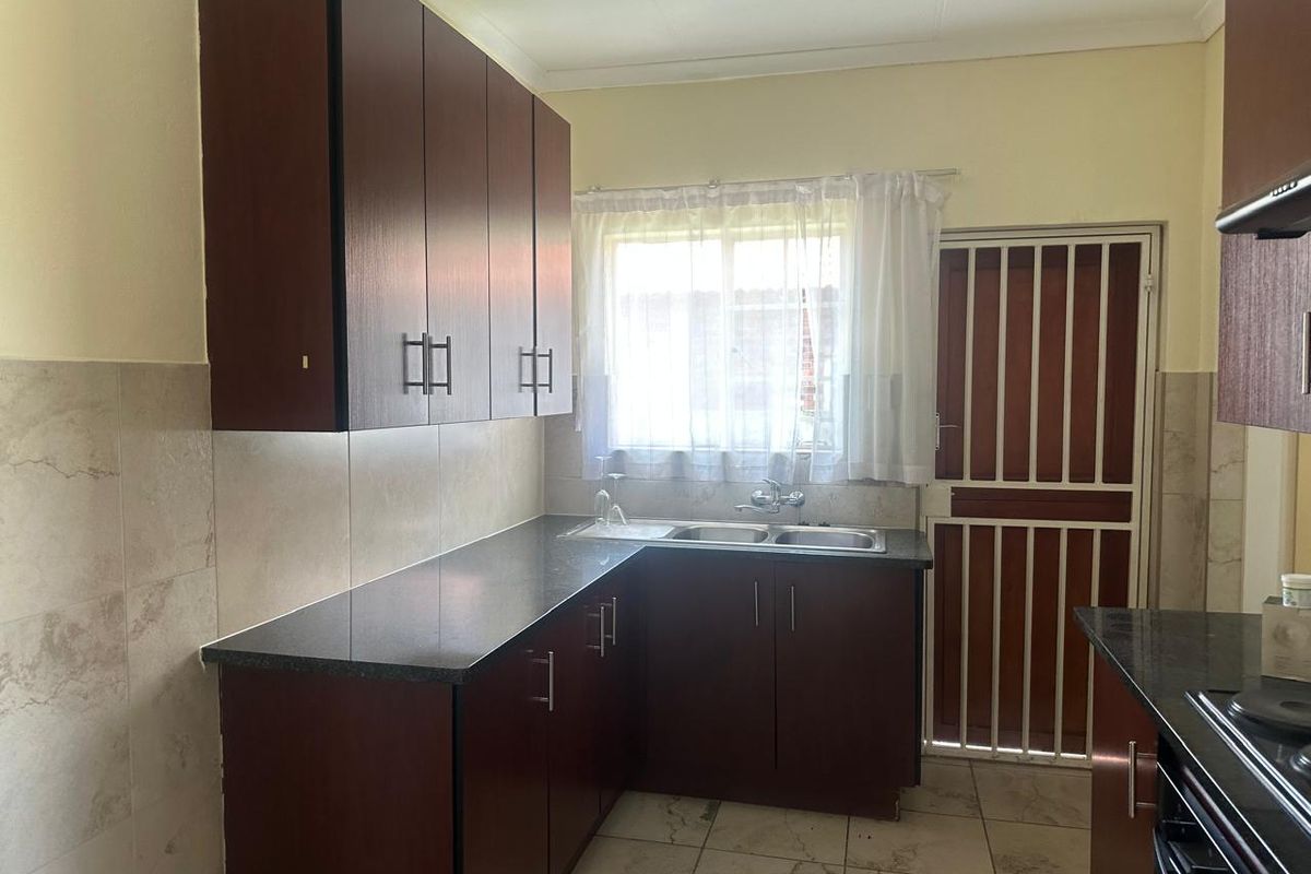 Discover Your Dream Townhouse in Waterval East, Rustenburg! - Photo 5