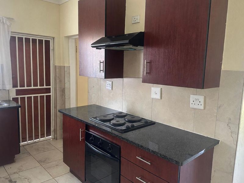 Discover Your Dream Townhouse in Waterval East, Rustenburg! - Photo 4