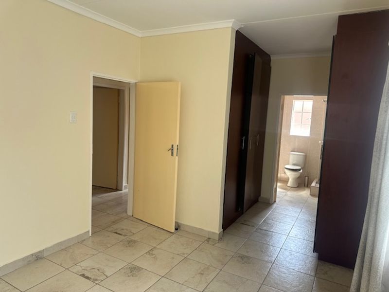 Discover Your Dream Townhouse in Waterval East, Rustenburg! - Photo 10