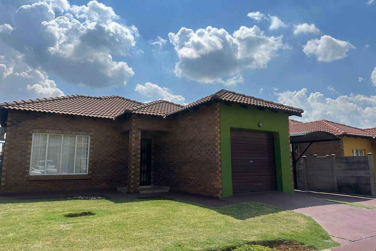Discover Your Dream Townhouse in Waterval East, Rustenburg! - Photo 3