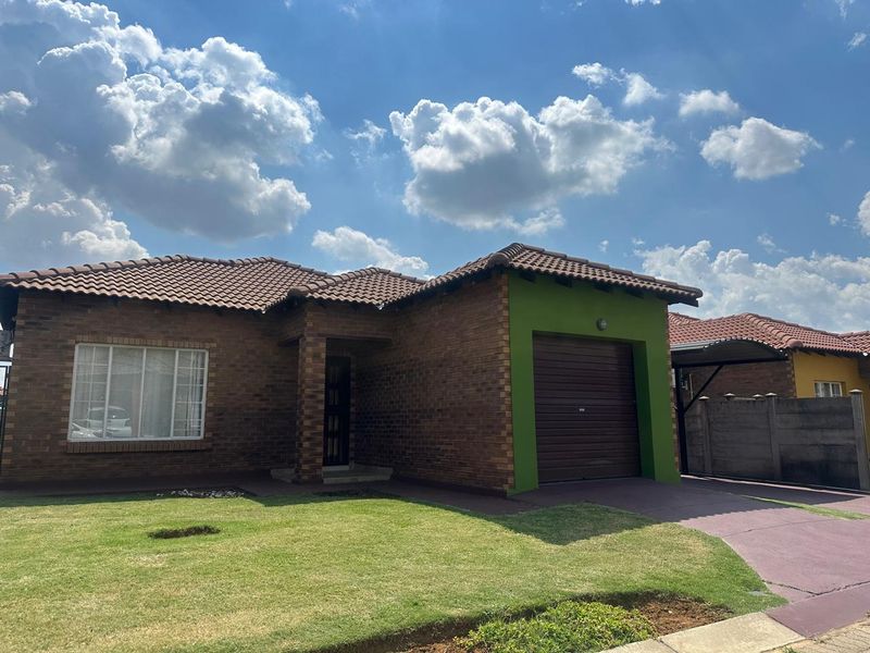 Discover Your Dream Townhouse in Waterval East, Rustenburg! - Photo 3