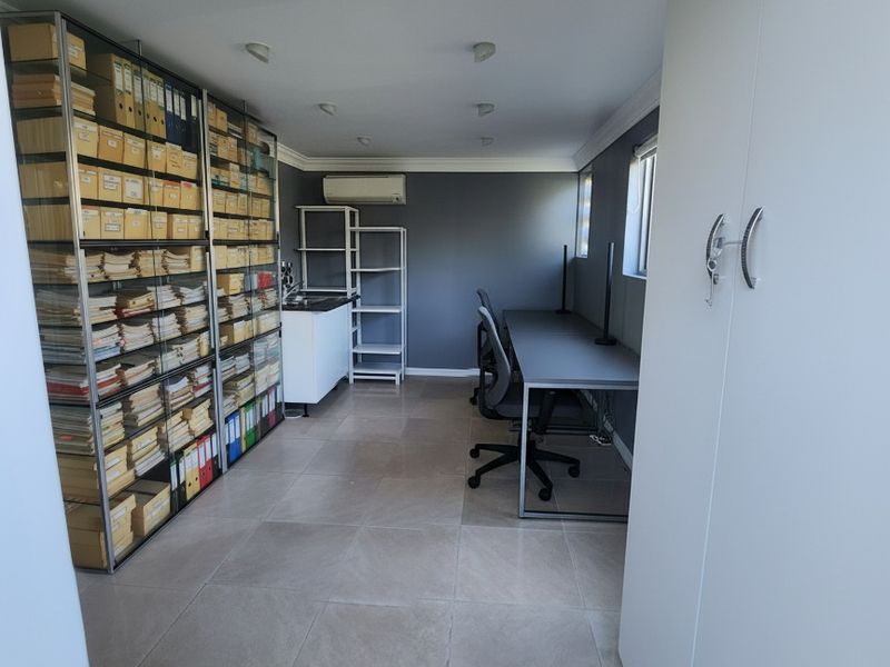 Office Space - Photo 5