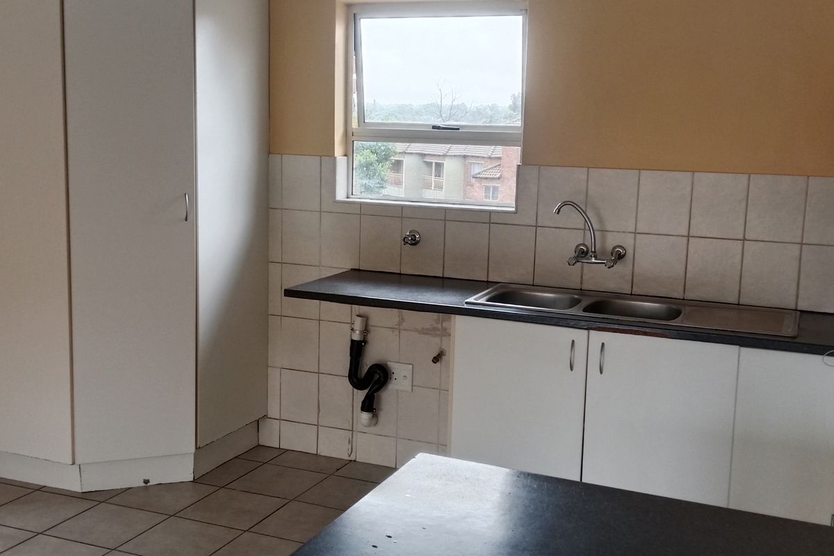 Neat Up Stairs Apartment - Photo 5