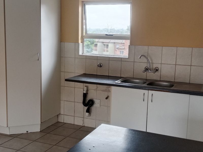 Neat Up Stairs Apartment - Photo 5