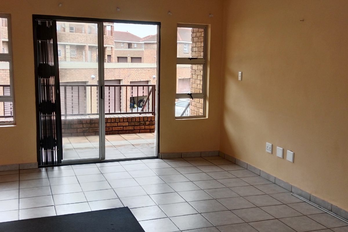 Neat Up Stairs Apartment - Photo 2