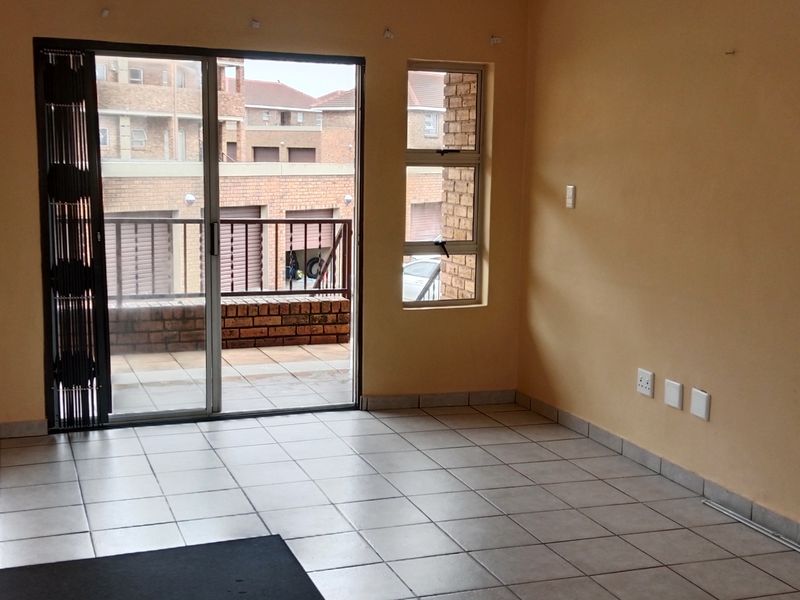 Neat Up Stairs Apartment - Photo 2