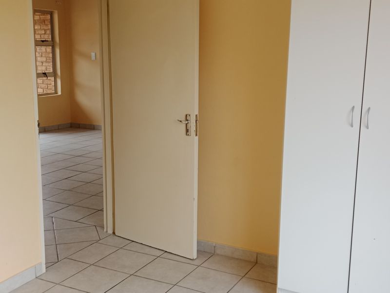 Neat Up Stairs Apartment - Photo 10