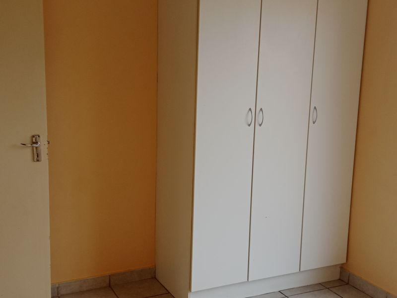 Neat Up Stairs Apartment - Photo 9