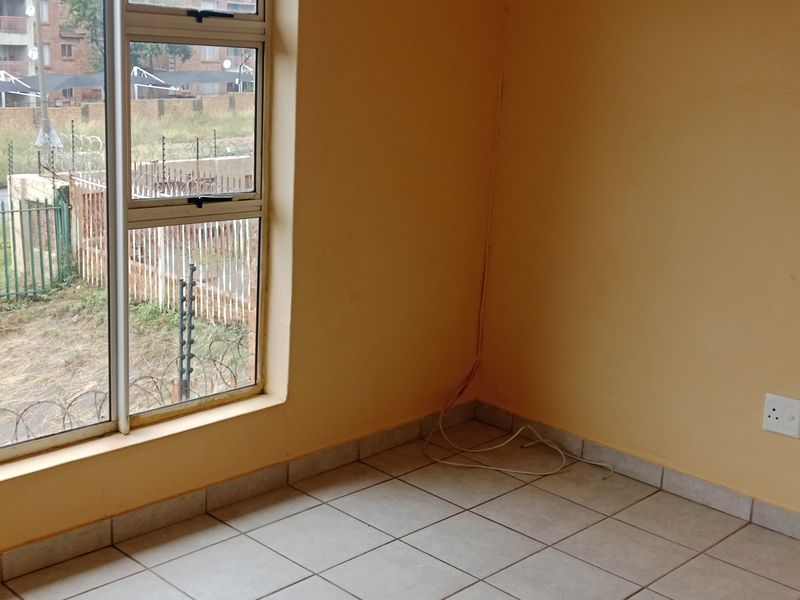 Neat Up Stairs Apartment - Photo 8