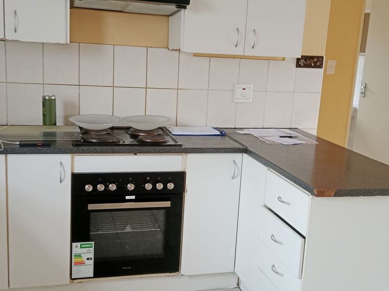 Neat Up Stairs Apartment - Photo 7