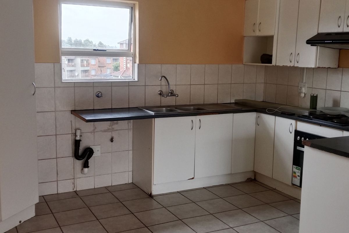 Neat Up Stairs Apartment - Photo 4