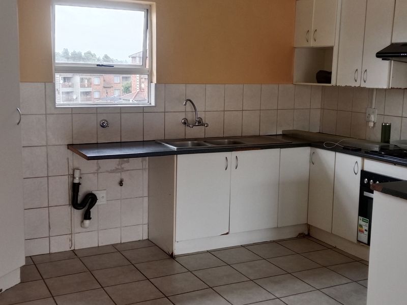 Neat Up Stairs Apartment - Photo 4