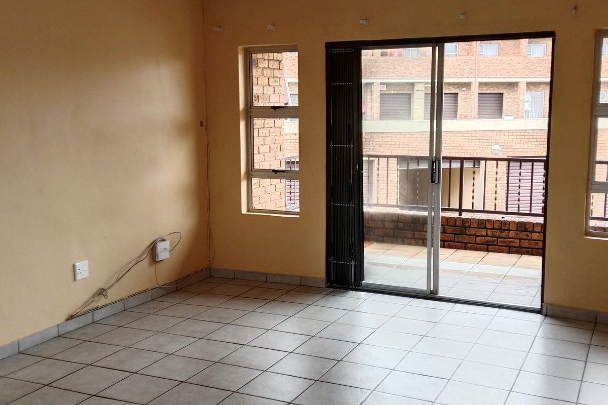 Neat Up Stairs Apartment - Photo 3