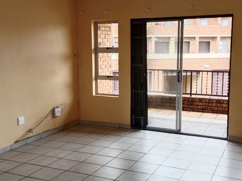 Neat Up Stairs Apartment - Photo 3