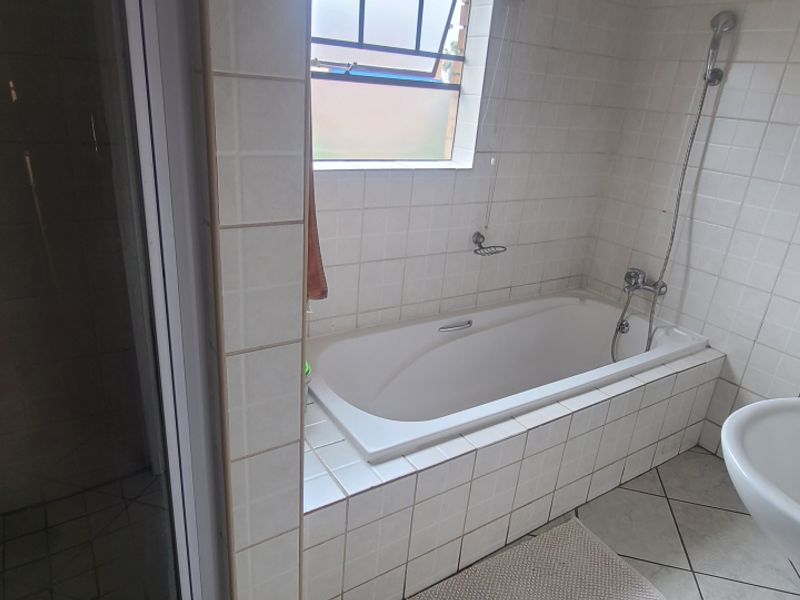 Neat and Cozy 1-Bedroom Apartment in a Quiet, Well-Established Neighbourhood - Photo 3