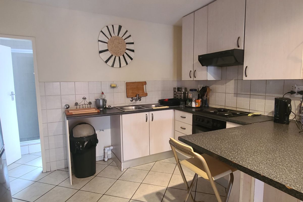 Neat and Cozy 1-Bedroom Apartment in a Quiet, Well-Established Neighbourhood - Photo 2